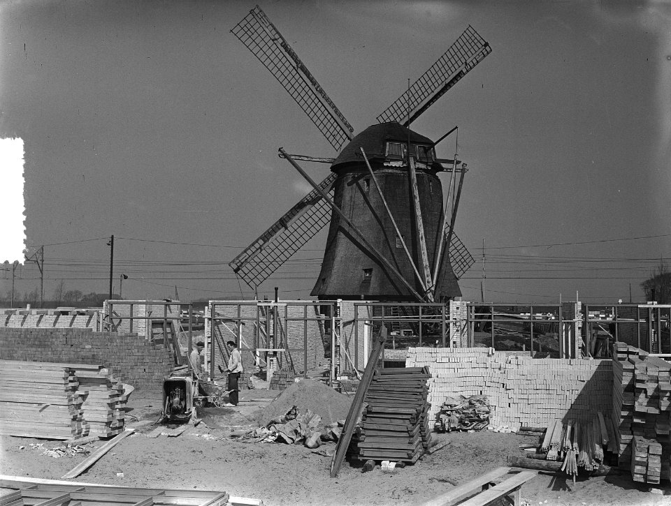 Molen in verdrukking tussen nieuwbouw in Amsterdam-West, Bestanddeelnr 905-6315