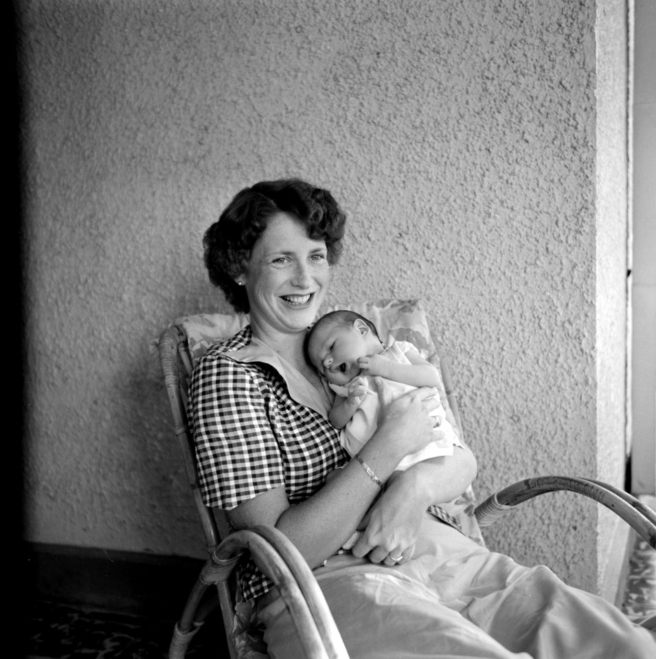 Moeder met baby, Bestanddeelnr 252-3519