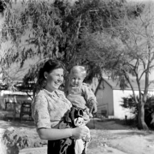 Moeder met een peuter op de arm bij de kinderopvang van kibboets Kiwath Brenner, Bestanddeelnr 255-0573 photo