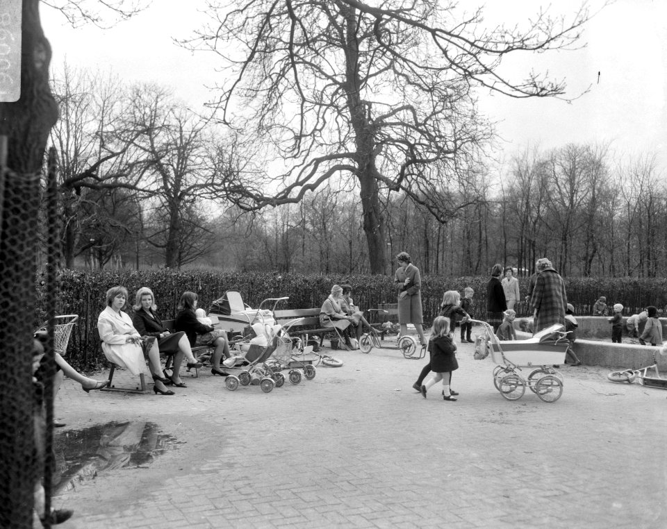 Moeders met kinderen in zandbak Vondelpark, Bestanddeelnr 919-0098