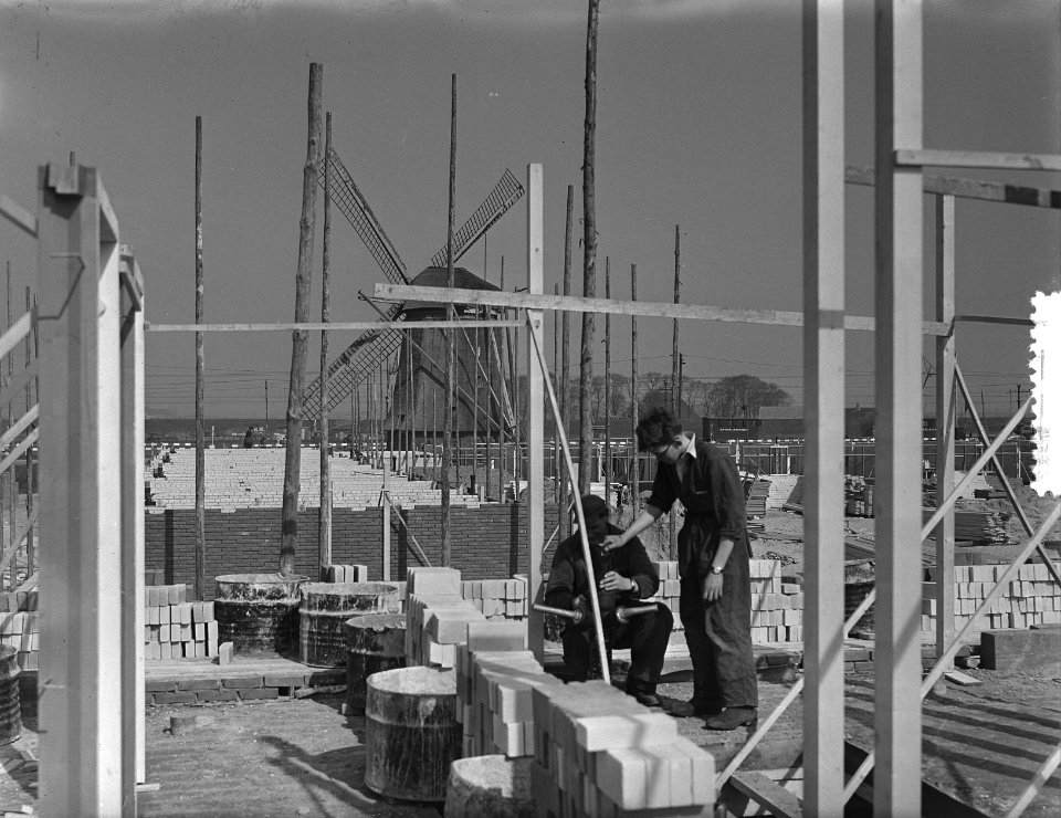 Molen in verdrukking tussen nieuwbouw in Amsterdam-West, Bestanddeelnr 905-6314