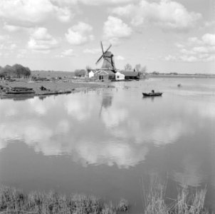 Molen bij Monnickendam met daarvoor boomstammen en al gezaagd hout, Bestanddeelnr 254-3822