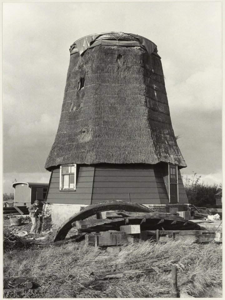 Molen de Veer ( zonder kap en wieken) tijdens de restauratie met Cees Fray bezig met het schoonbikken van het metselwerk. NL-HlmNHA 54012361