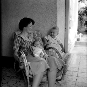 Moeder met baby en kleuter, Bestanddeelnr 252-3512