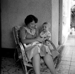 Moeder met baby en kleuter, Bestanddeelnr 252-3517