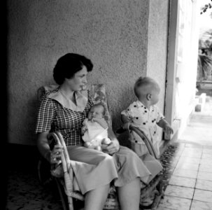 Moeder met baby en kleuter, Bestanddeelnr 252-3522 photo