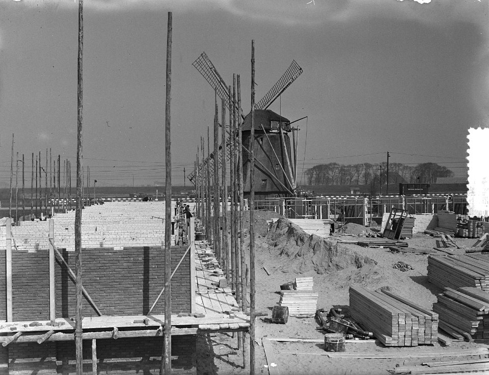 Molen in verdrukking tussen nieuwbouw in Amsterdam-West, Bestanddeelnr 905-6313