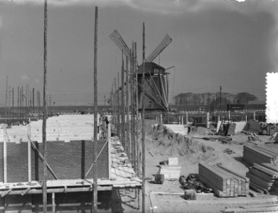 Molen in verdrukking tussen nieuwbouw in Amsterdam-West, Bestanddeelnr 905-6313