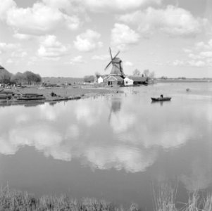 Molen bij Monnickendam met daarvoor boomstammen en al gezaagd hout, Bestanddeelnr 254-3823