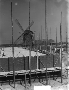 Molen in verdrukking tussen nieuwbouw in Amsterdam-West, Bestanddeelnr 905-6311