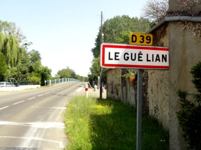 Moitron-sur-Sarthe (Sarthe) entrée Le Gué-Lian et pont sur la Sarthe