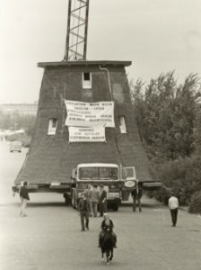 Molen De jonge Willem tijdens het transport op de Waarderweg naar de grote Sloot bij Warmond