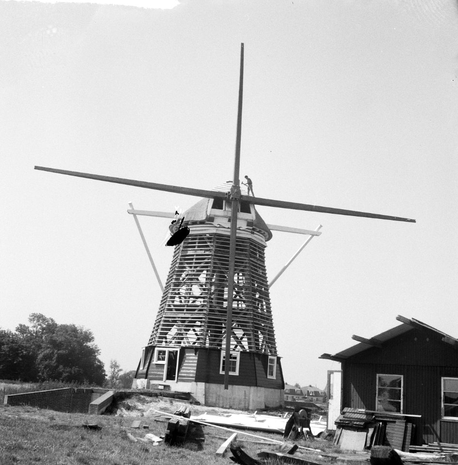 Molen, genaamd De Riekermolen wordt verplaatst en opgebouwd aan de Amstel bij ui, Bestanddeelnr 912-6772