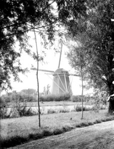 Molen bij het Gein, aan de overkant zit een man in het gras, Bestanddeelnr 252-0874