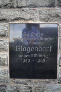 Mogendorf, Friedhof, Kriegerdenkmal, Tafel hinten