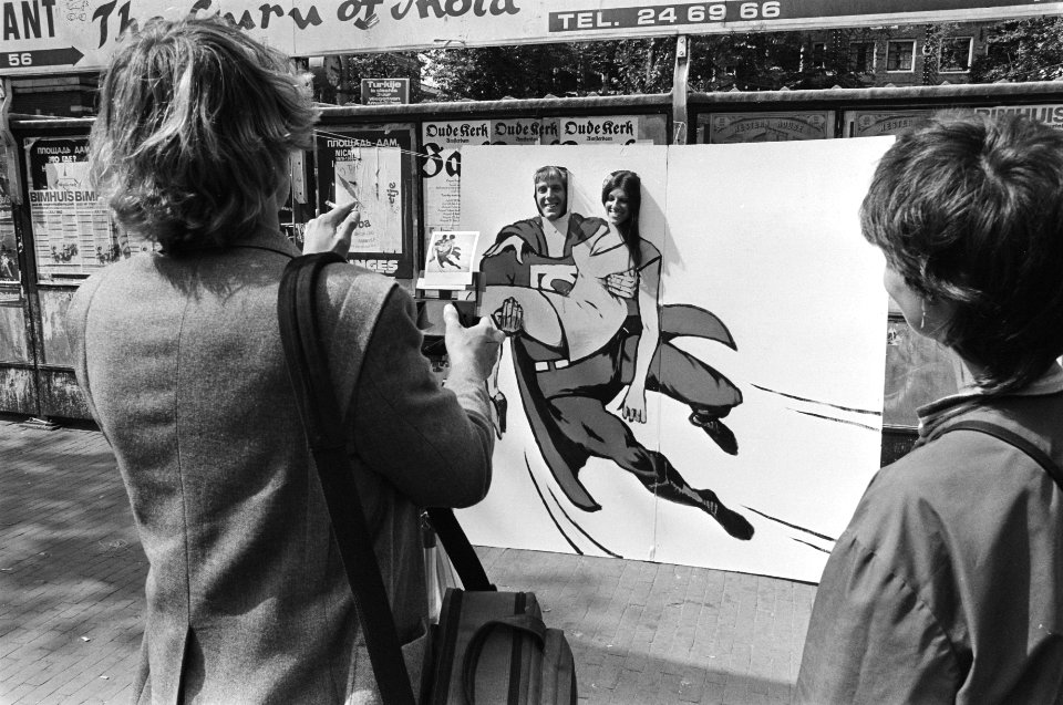 Mogelijkheid om je als Batman te laten fotograferen op het Leidseplein in Amst, Bestanddeelnr 932-6622
