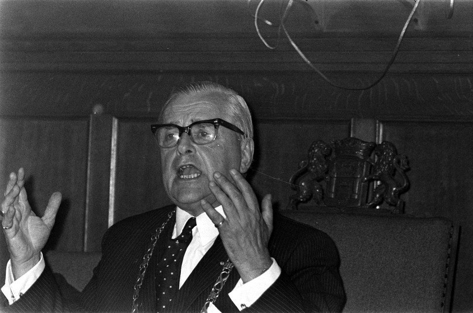 Moeilijkheden in Gemeenteraad van Gorkum over het wel of niet aftreden van wetho, Bestanddeelnr 922-8659