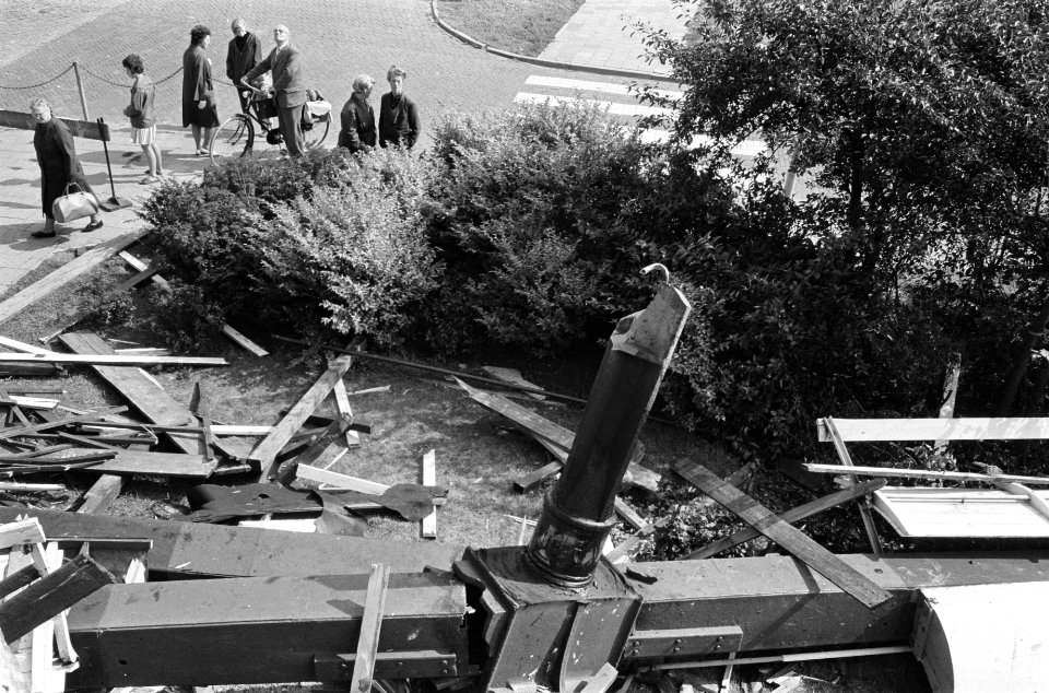 Molen De Hoop te Maassluis door harde wind van wieken ontdaan De gesneuvelde , Bestanddeelnr 915-4973