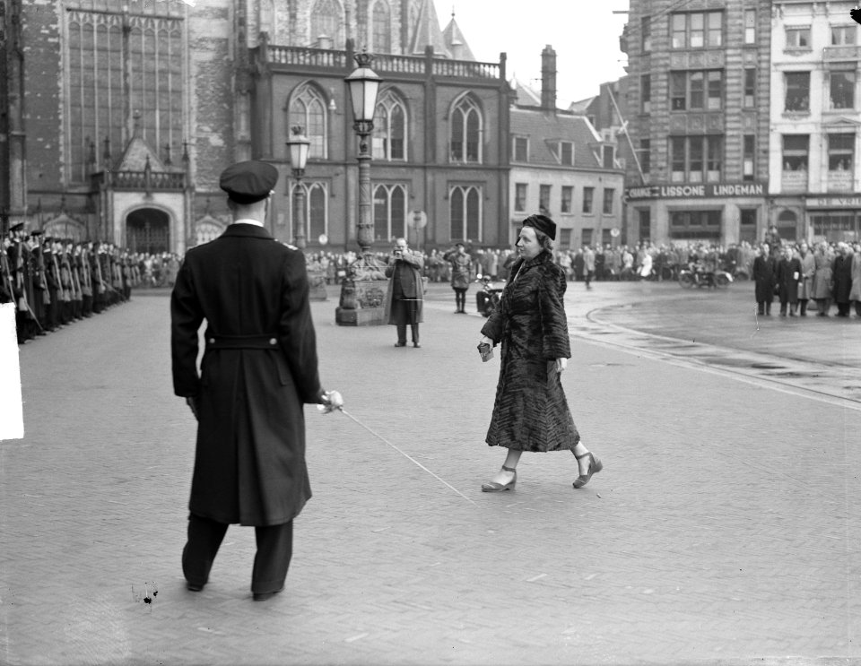 Mohamed Rum biedt koningin Juliana zijn geloofsbrieven aan, Bestanddeelnr 903-8178