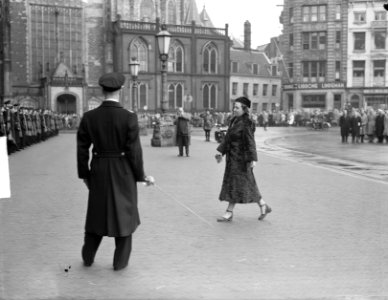 Mohamed Rum biedt koningin Juliana zijn geloofsbrieven aan, Bestanddeelnr 903-8178