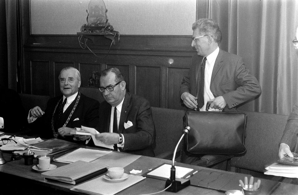 Moeilijkheden Gemeenteraad Gorkum over het wel of niet aftreden wethouder Social, Bestanddeelnr 922-8660