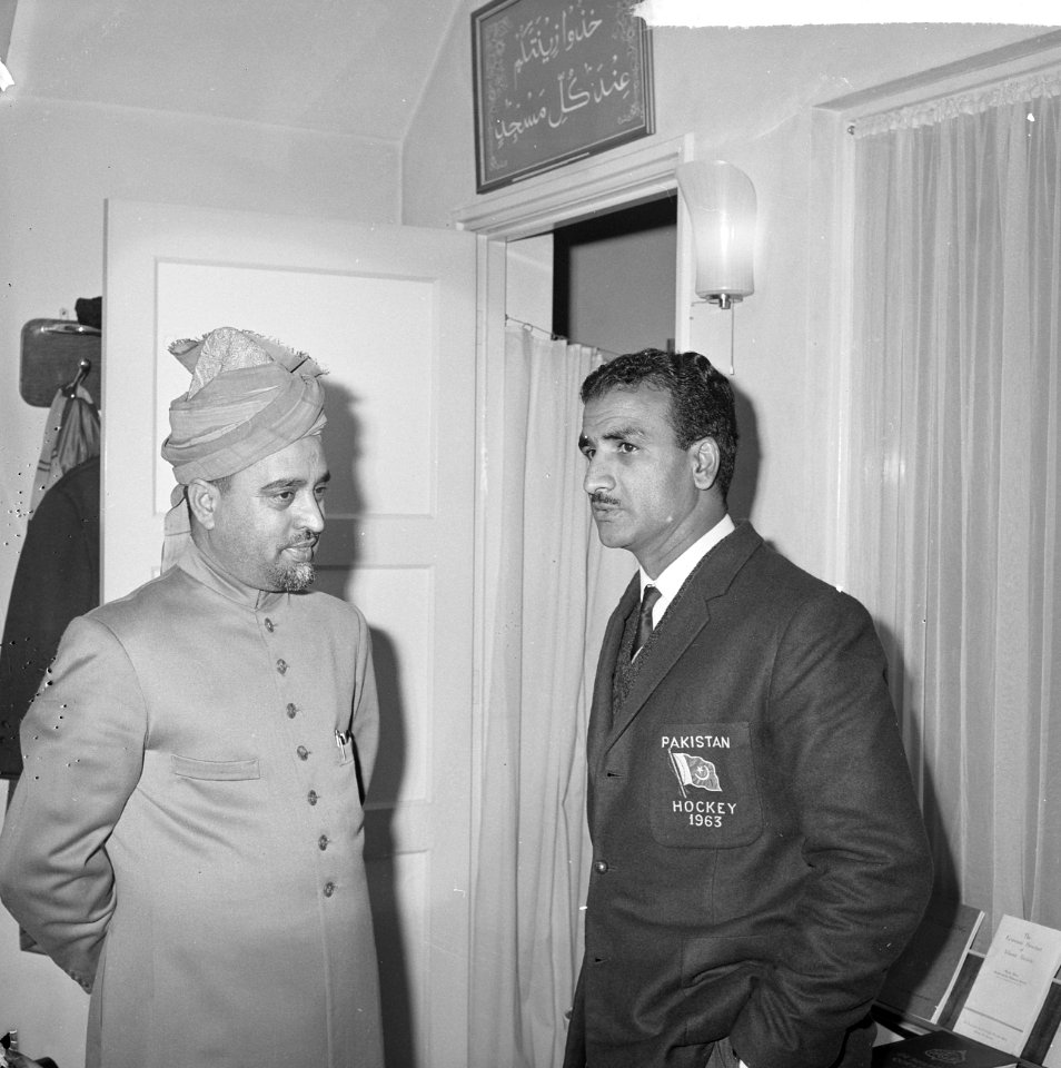 Mohammedaanse gemeente in Den Haag ontving Pakistaanse hockeyploeg links de capt, Bestanddeelnr 915-6648