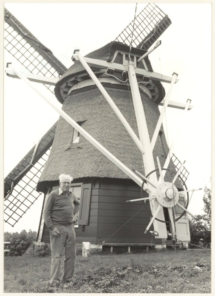 Molen De Hommel aan de Ringvaart met molenaar Cees van Dijk. NL-HlmNHA 54013144