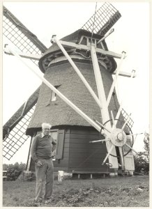 Molen De Hommel aan de Ringvaart met molenaar Cees van Dijk. NL-HlmNHA 54013144
