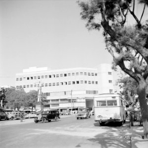 Mograbyplein in Tel Aviv met reclamezuil en autoverkeer waaronder een autobus, Bestanddeelnr 255-1315