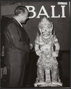 Mohammed Sharid Padmadisastra, zaakgelastigde van Indonesië, opent de tentoonst…, Bestanddeelnr 092-1318
