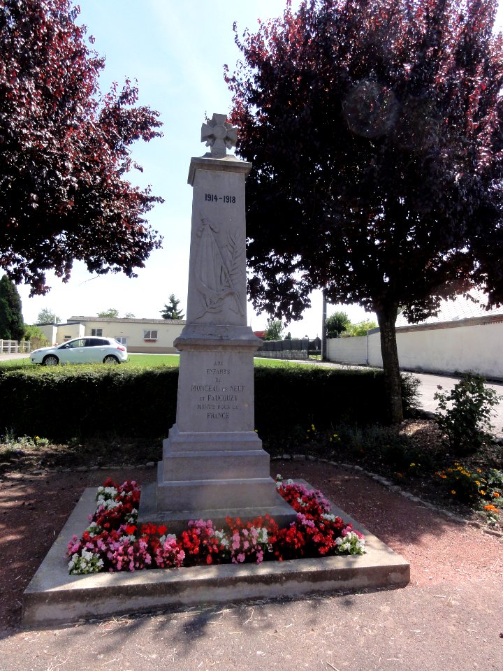 Monceau-le-Neuf-et-Faucouzy (Aisne) monument aux morts