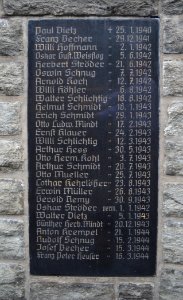 Mogendorf, Friedhof, Kriegerdenkmal, Tafel links