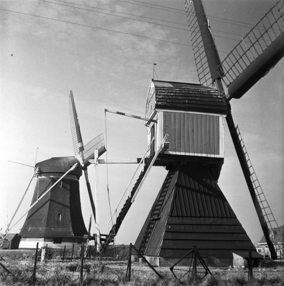 Molens. links Molen van de polder Westbroek. rechts Molen van de polder Buiten, Bestanddeelnr 901-5764