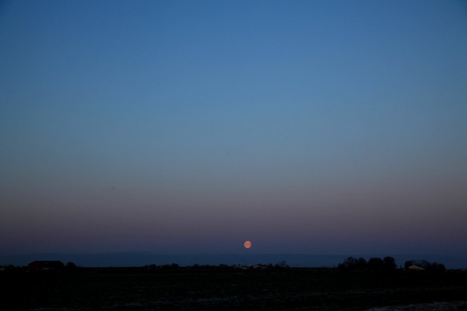 Mond über der Elbe