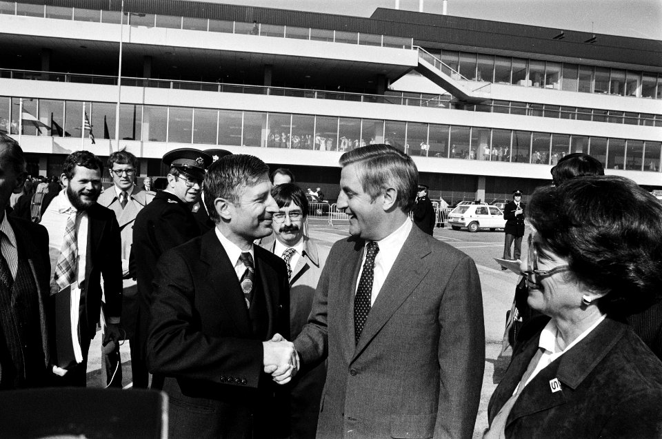 Mondale wordt op Schiphol begroet door premier van Agt, Bestanddeelnr 930-2242