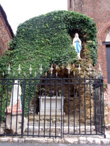 Monchaux-sur-Écaillon (Nord, Fr) grotte de Lourdes