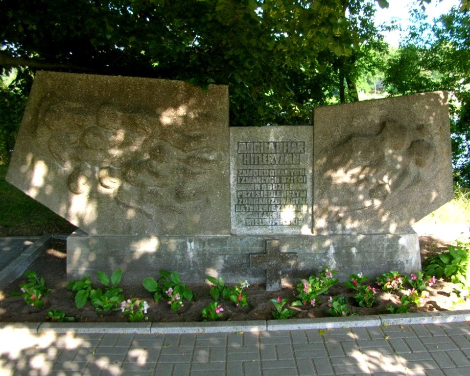 Mogiła ofiar hitleryzmu w Smukale Górnej 2005