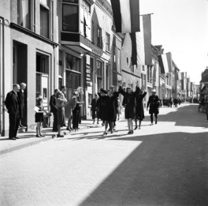 Moffenmeiden worden opgebracht, Bestanddeelnr 900-2472