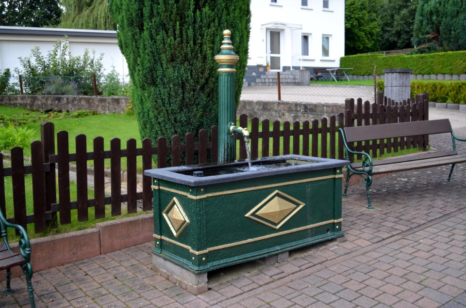 Mogendorf, gusseiserner Brunnen (1)