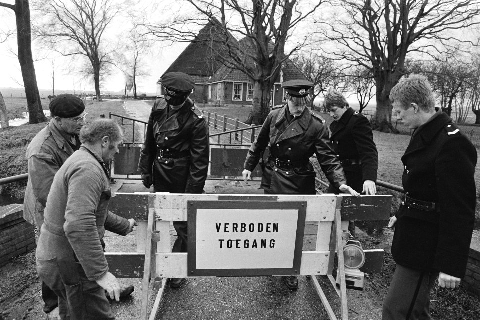 Mond- en klauwzeer in Lambertschaag ( Noord Holland ), (veehouder A. Zee ) poli, Bestanddeelnr 932-8497