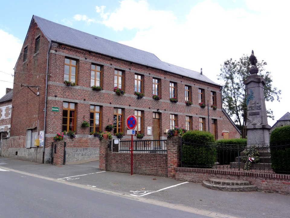 Monceau-Saint-Waast (Nord, Fr) mairie et mon aux morts