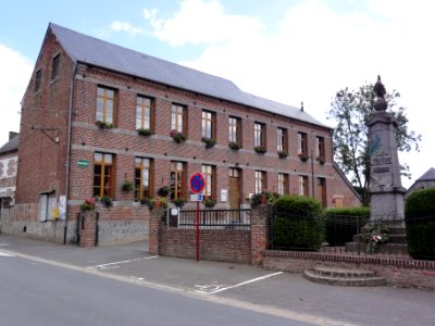 Monceau-Saint-Waast (Nord, Fr) mairie et mon aux morts