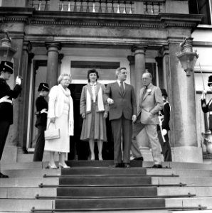 Mondale en echtgenote bij koningin Juliana en Prins Bernhard op Paleis Soestdijk, Bestanddeelnr 930-2244
