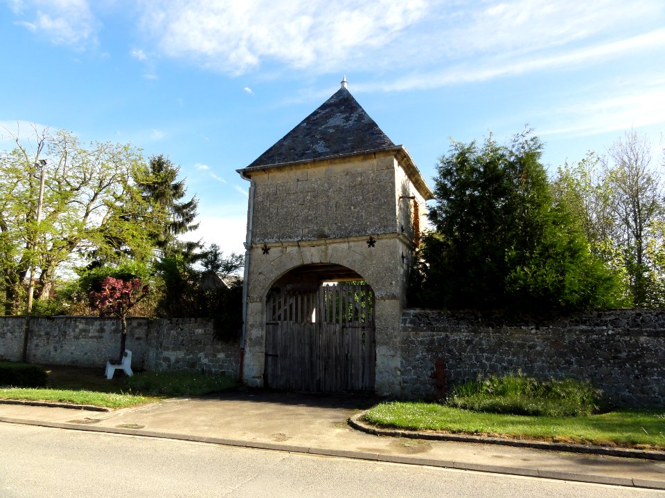 Monceau-le-Waast (Aisne) porche de ferme, ancienne poste de commandement des allemands