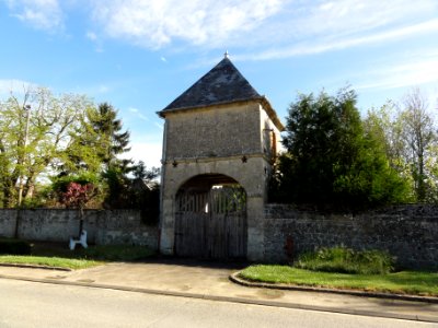Monceau-le-Waast (Aisne) porche de ferme, ancienne poste de commandement des allemands