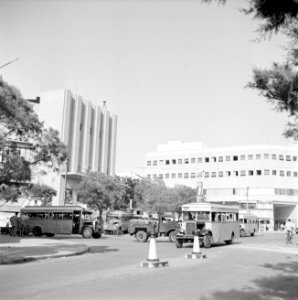 Mograbyplein met biscooptheater in Tel Aviv met autoverkeer waaronder autobusse…, Bestanddeelnr 255-1316