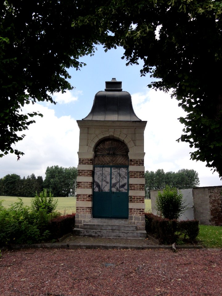 Monchaux-sur-Écaillon (Nord, Fr) chapelle A, sortie ouest