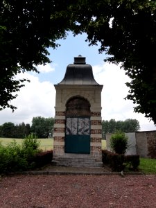 Monchaux-sur-Écaillon (Nord, Fr) chapelle A, sortie ouest
