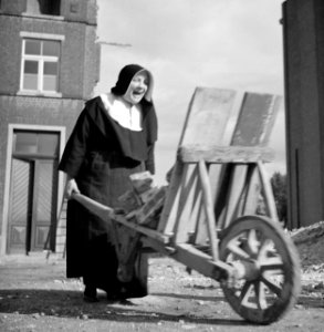 Moeder overste met kruiwagen, Bestanddeelnr 191-1164 photo