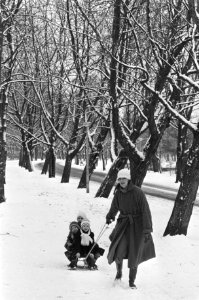 Moeder met kinderen in het fraai besneeuwde Vondelpark, Bestanddeelnr 932-4962
